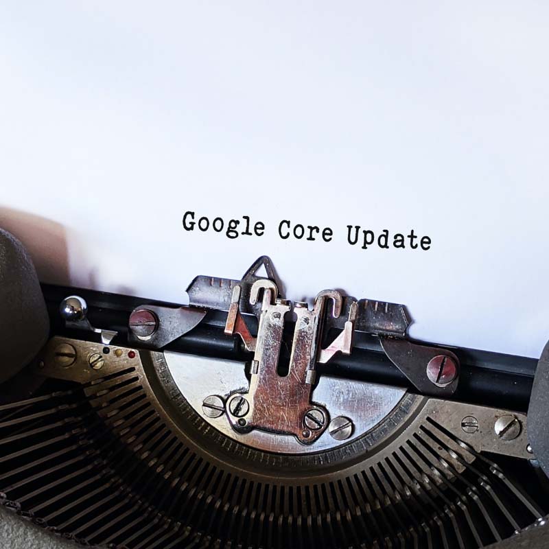 blatt in schreibmaschine mit dem schriftzug google core update